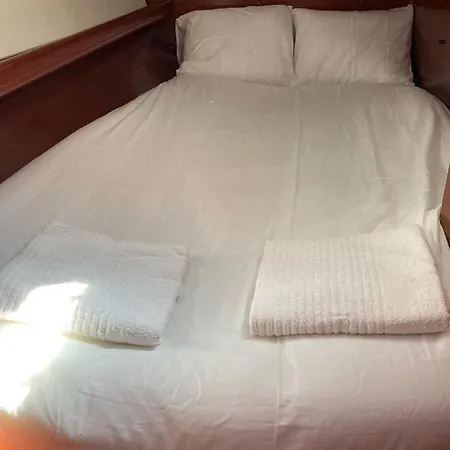 Sea Bloom - Sleep&sail In Tejo Botel Lissabon