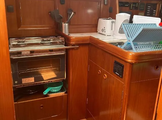 Sea Bloom - Sleep & Sail In Tejo Botel Lisbona